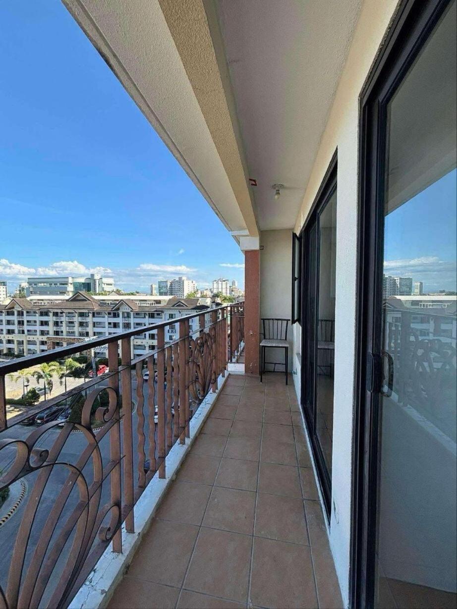 Apartment One Oasis 2 And 1 Living Near It Park Next To Golf Course Cebu