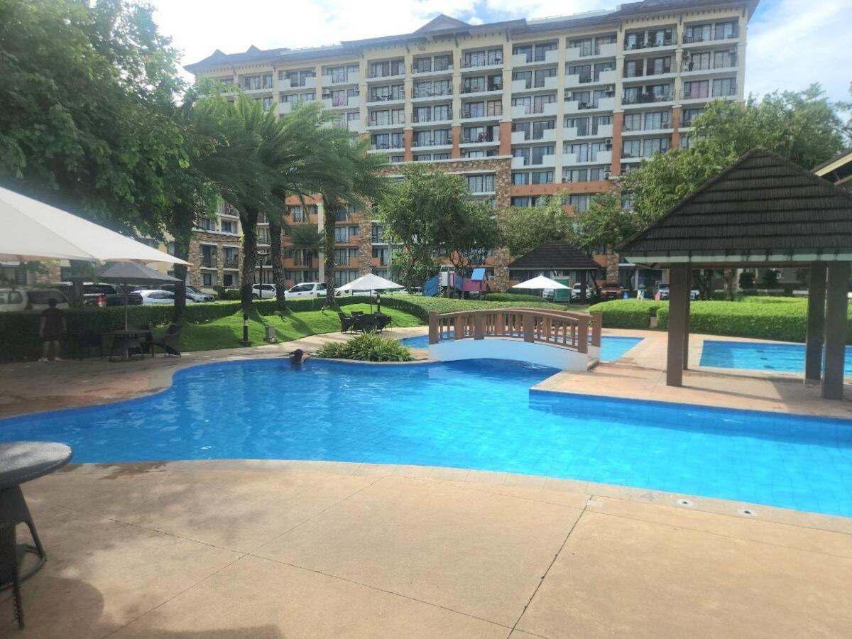 One Oasis 2 And 1 Living Near It Park Next To Golf Course * Cebu