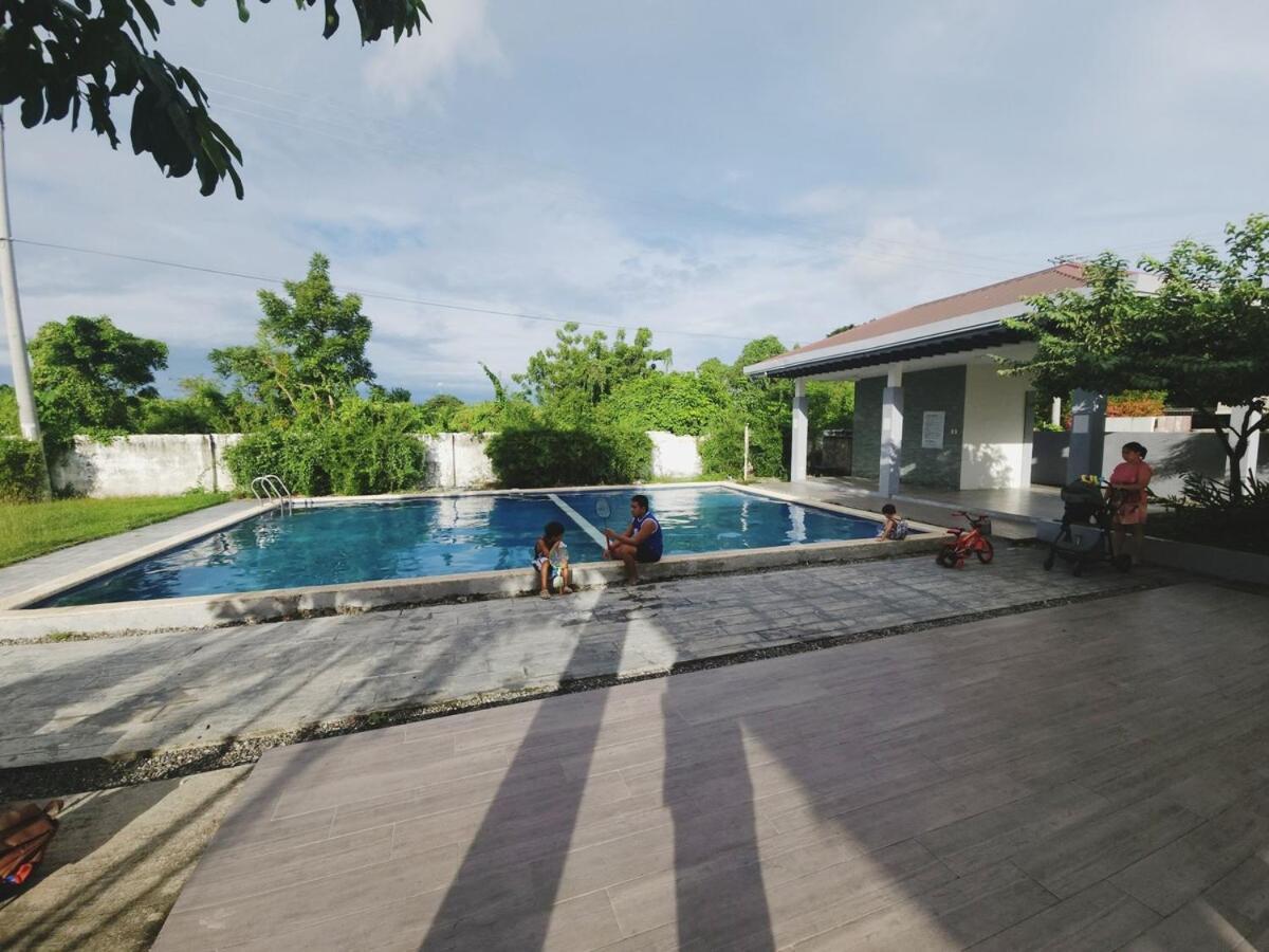 Bahay bakasyunan Movie Screen& 4rooms Private House Near J Park