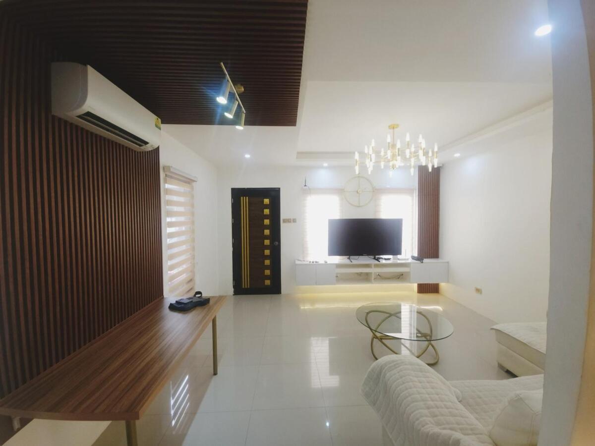 Bahay bakasyunan Movie Screen& 4rooms Private House Near J Park