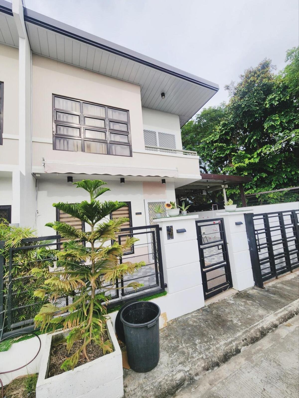 Bahay bakasyunan Movie Screen& 4rooms Private House Near J Park Cebu