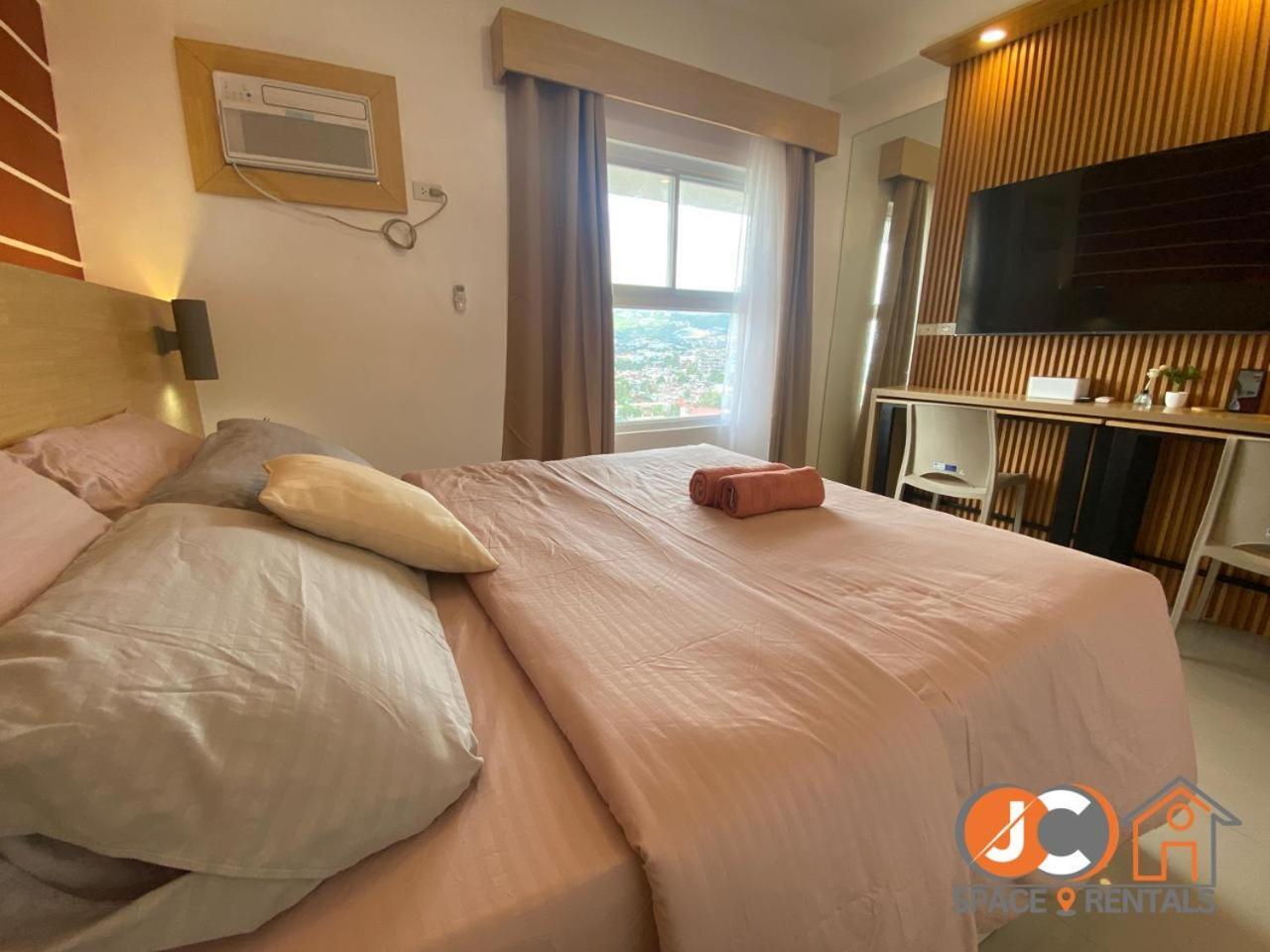 Jc Spacerentals 1521 West Jones Residences, Mountain View, Free Wi-fi & Netflix, Upper Floor Located At The Center Of Aparthotel Cebu