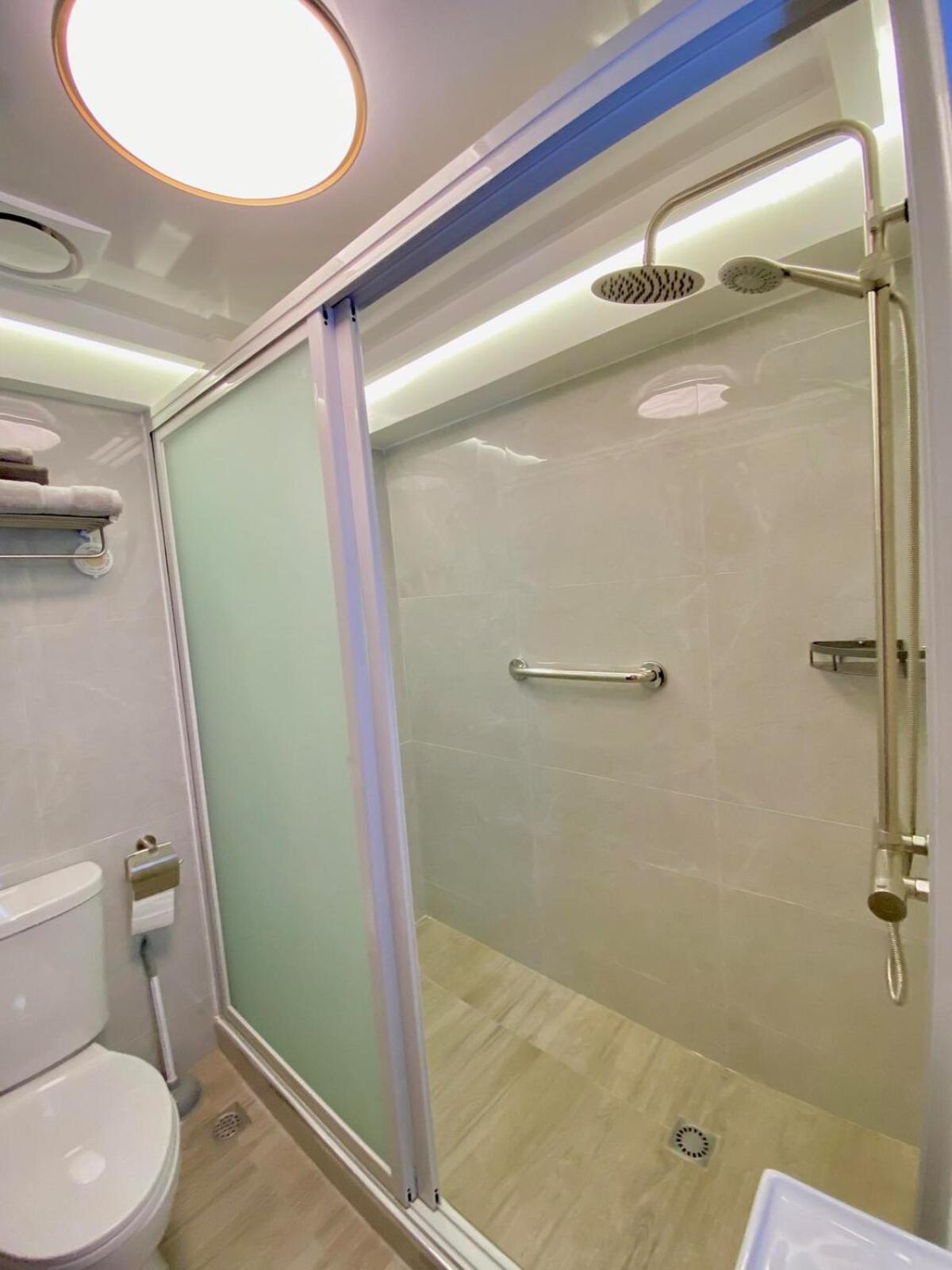 225 Elegant And Comfort *