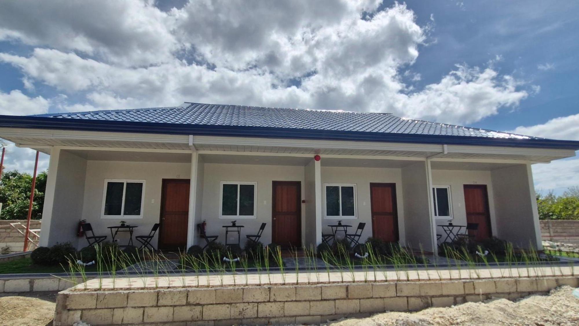 J & L Apartelle Aparthotel Moalboal