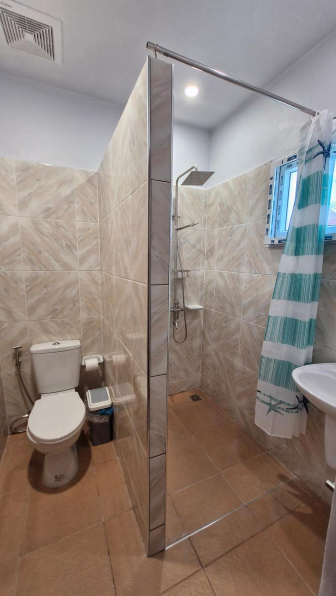 J & L Apartelle Aparthotel Moalboal