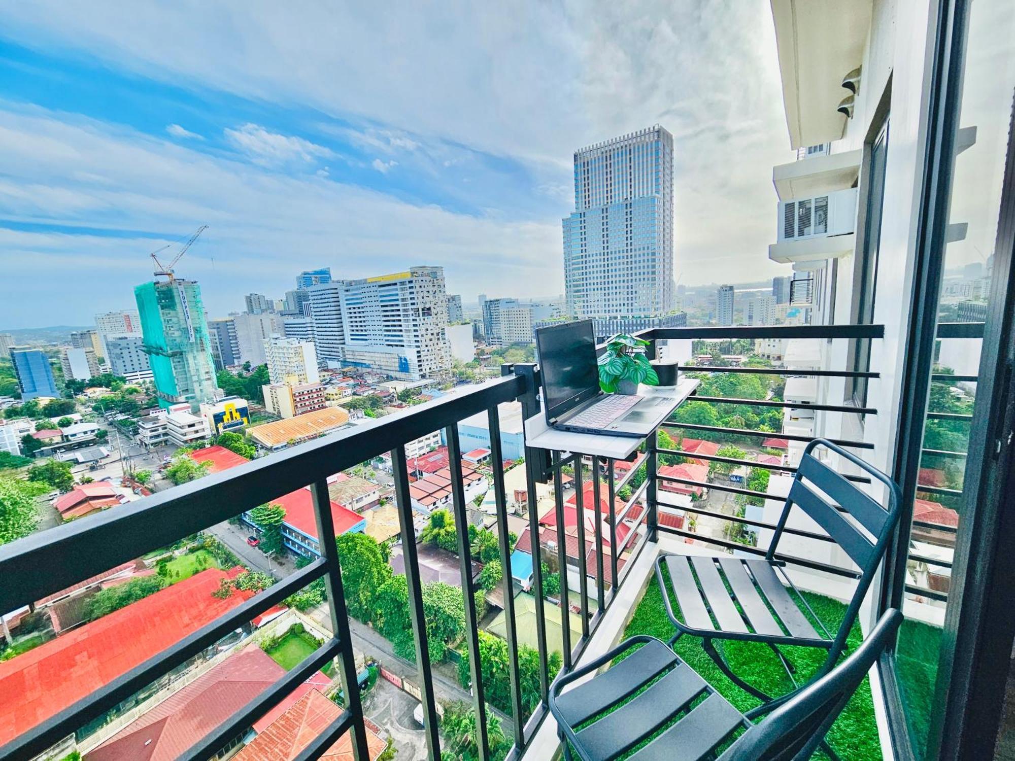 Spacious 1br Highview It Park With Pool And Netflix Cebu