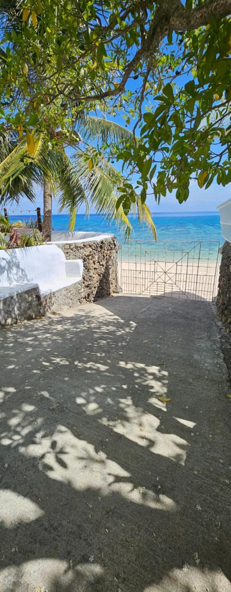 Dapdap Shorelines House Bed & Breakfast