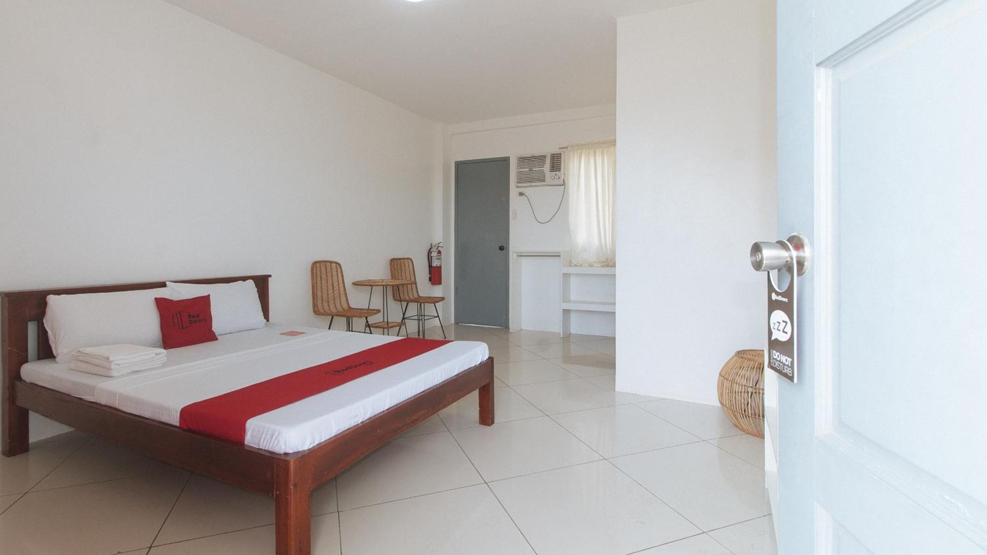 Reddoorz At Fat J Apartelle Mactan