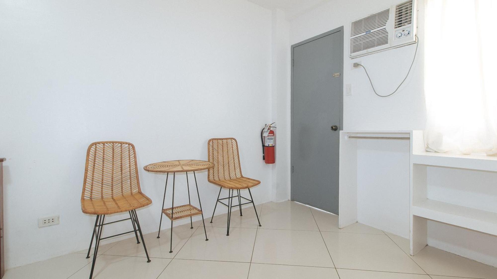 Reddoorz At Fat J Apartelle Mactan