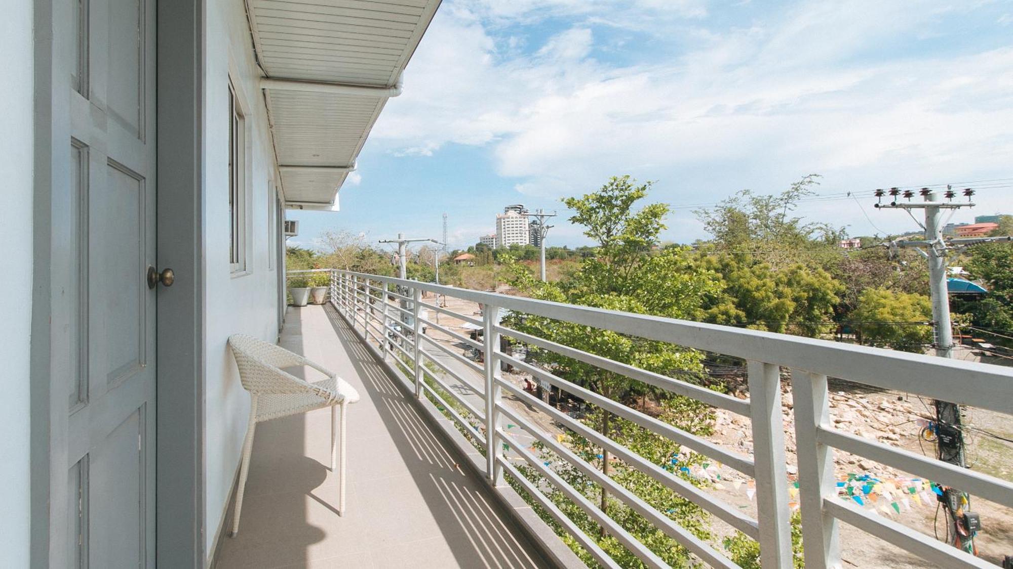 Hotel Reddoorz At Fat J Apartelle Mactan 3*