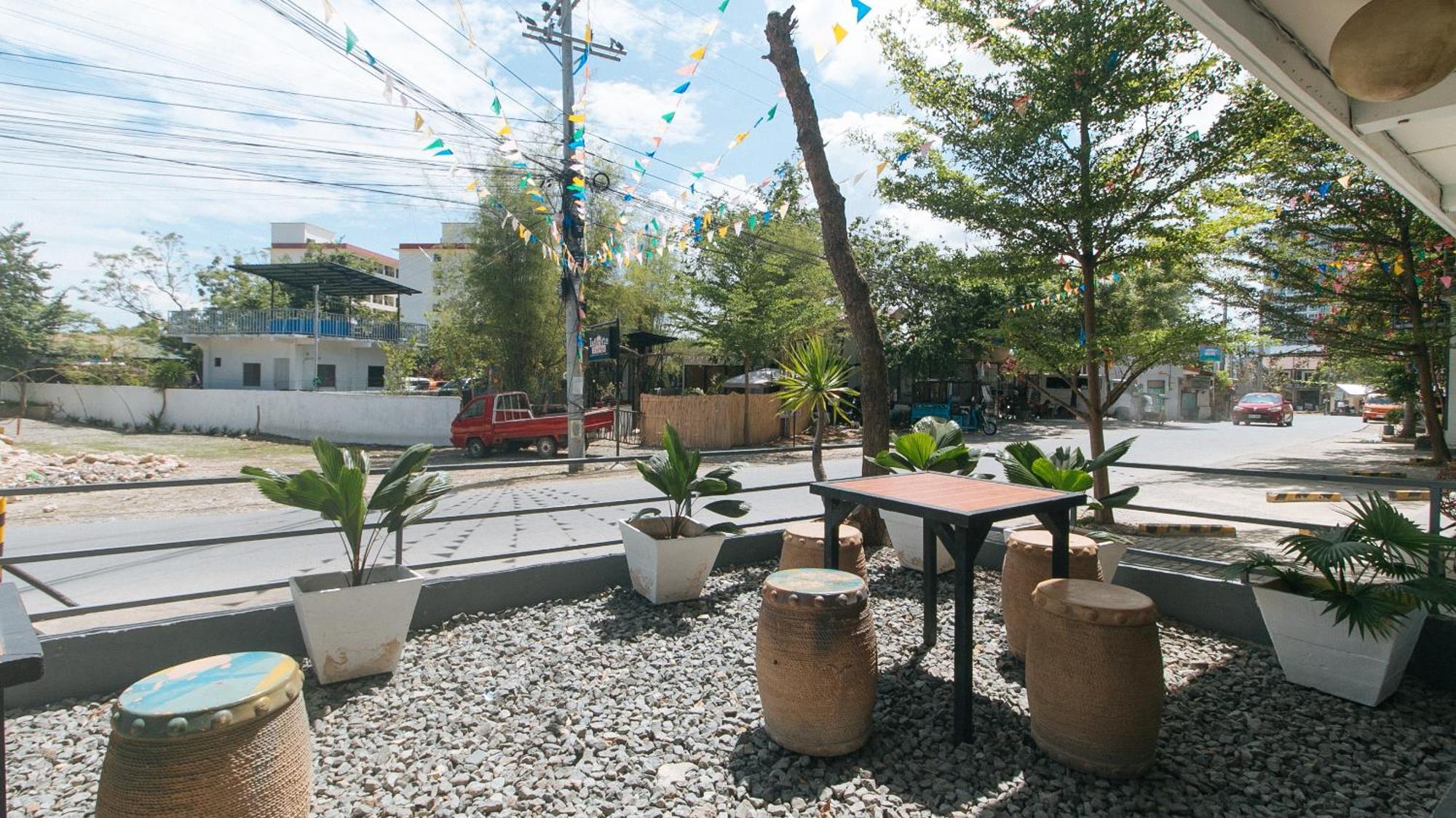 Hotel Reddoorz At Fat J Apartelle Mactan 3*