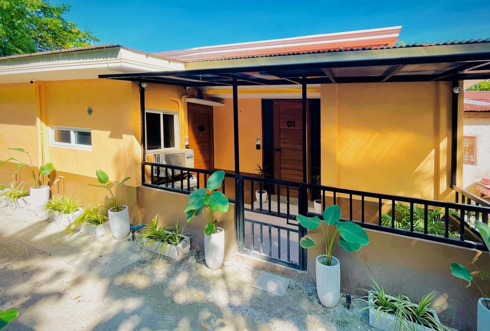 Group-friendly Stay, Minutes From The Airport Apartment *