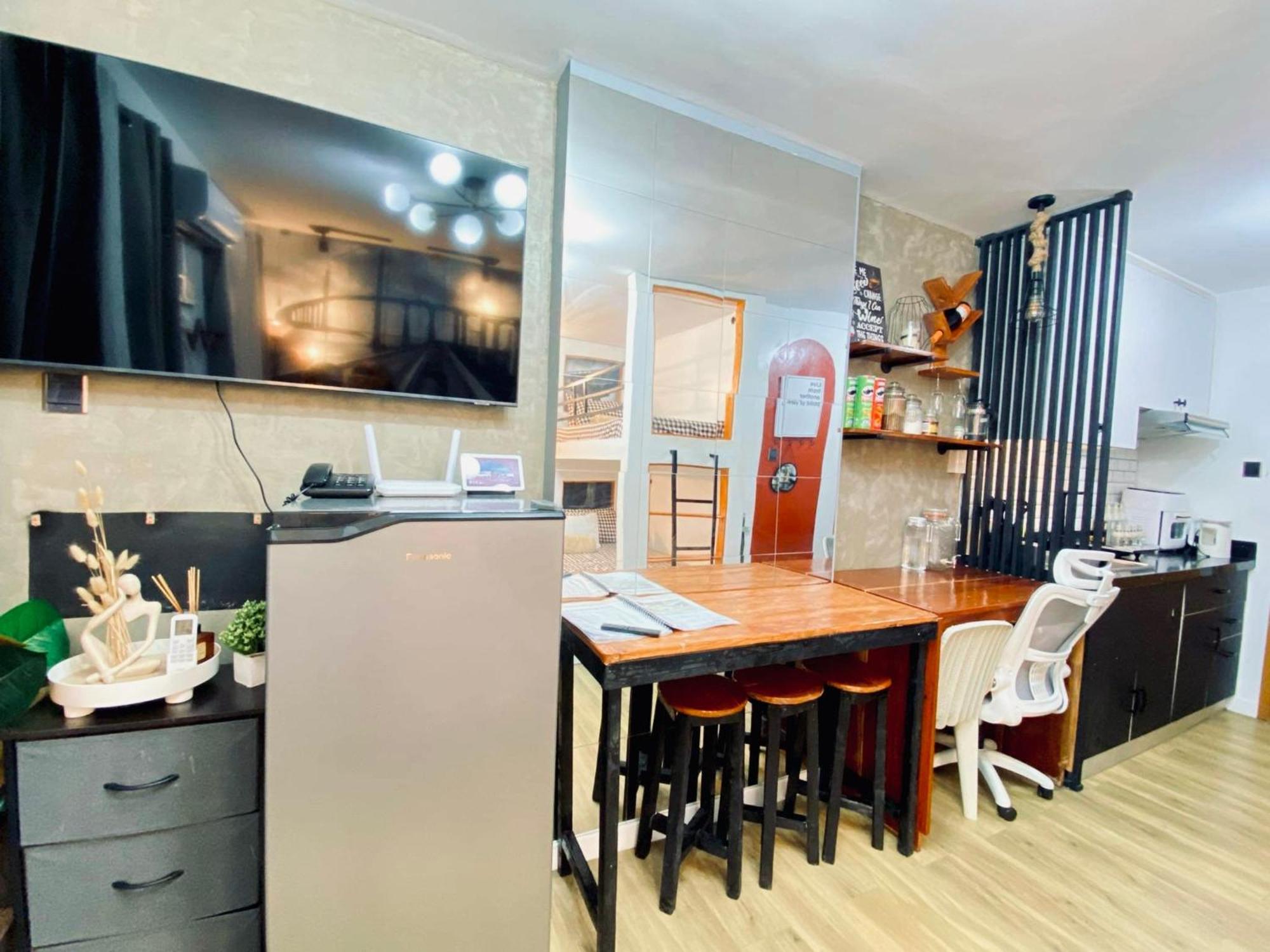 Antara-queenbed-balcony-hotshower-workcoffee Station-fullkitchen Talisay (Cebu)