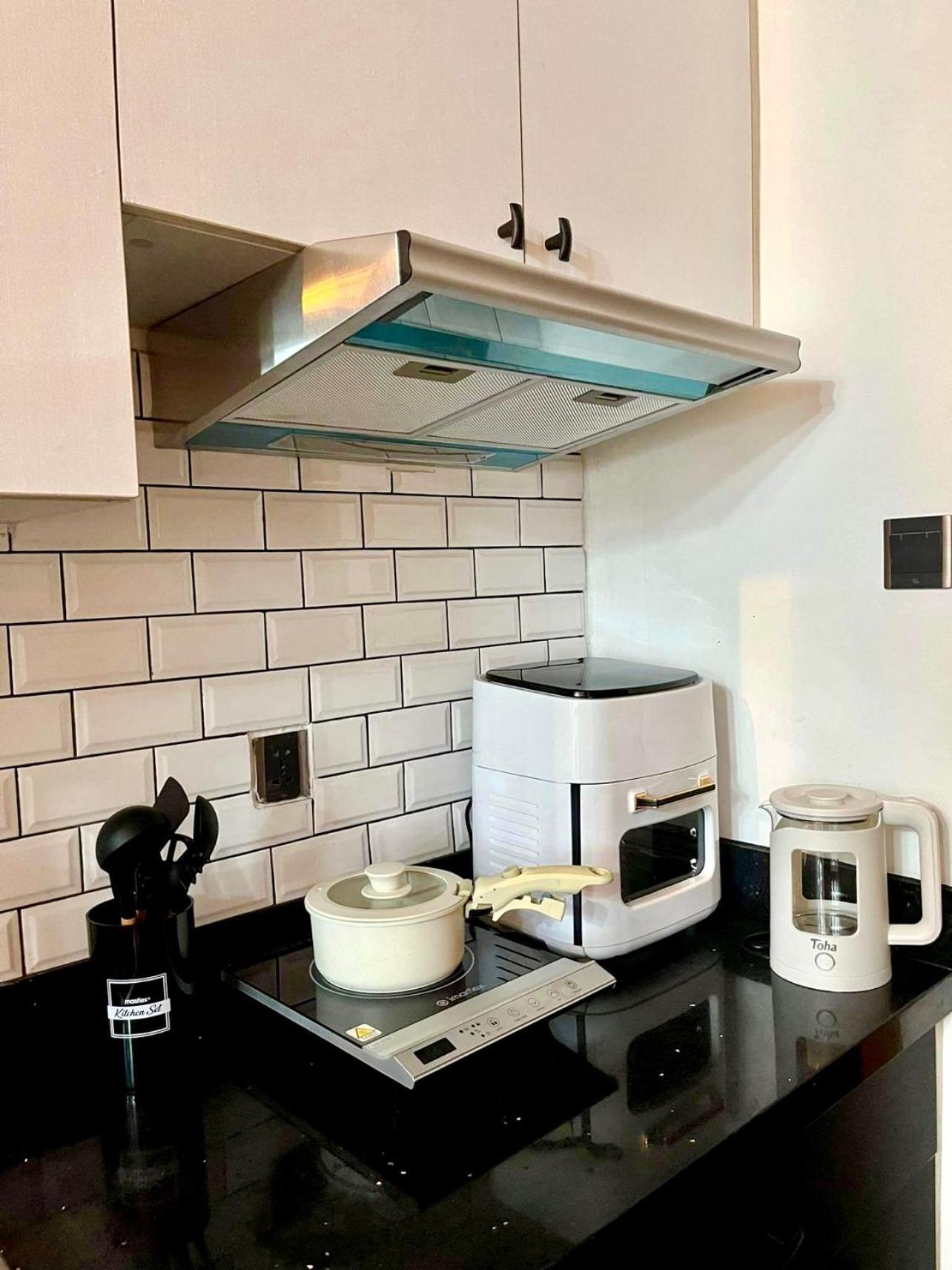 Antara-queenbed-balcony-hotshower-workcoffee Station-fullkitchen Talisay (Cebu)