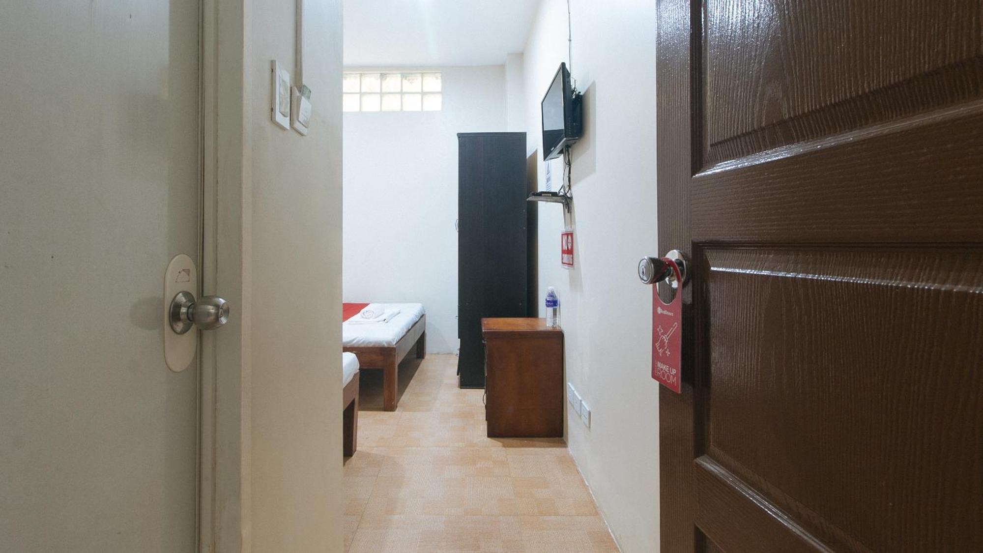 Reddoorz Near Talisay District Hospital 2*