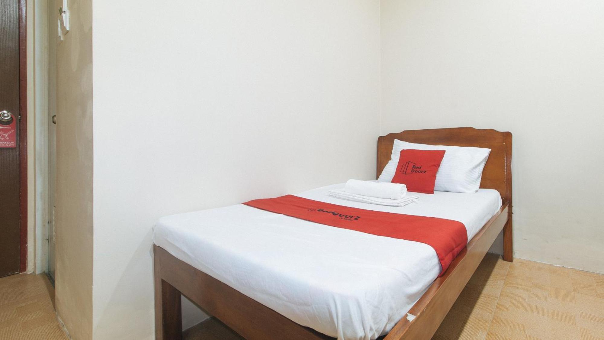 Reddoorz Near Talisay District Hospital Candulawan