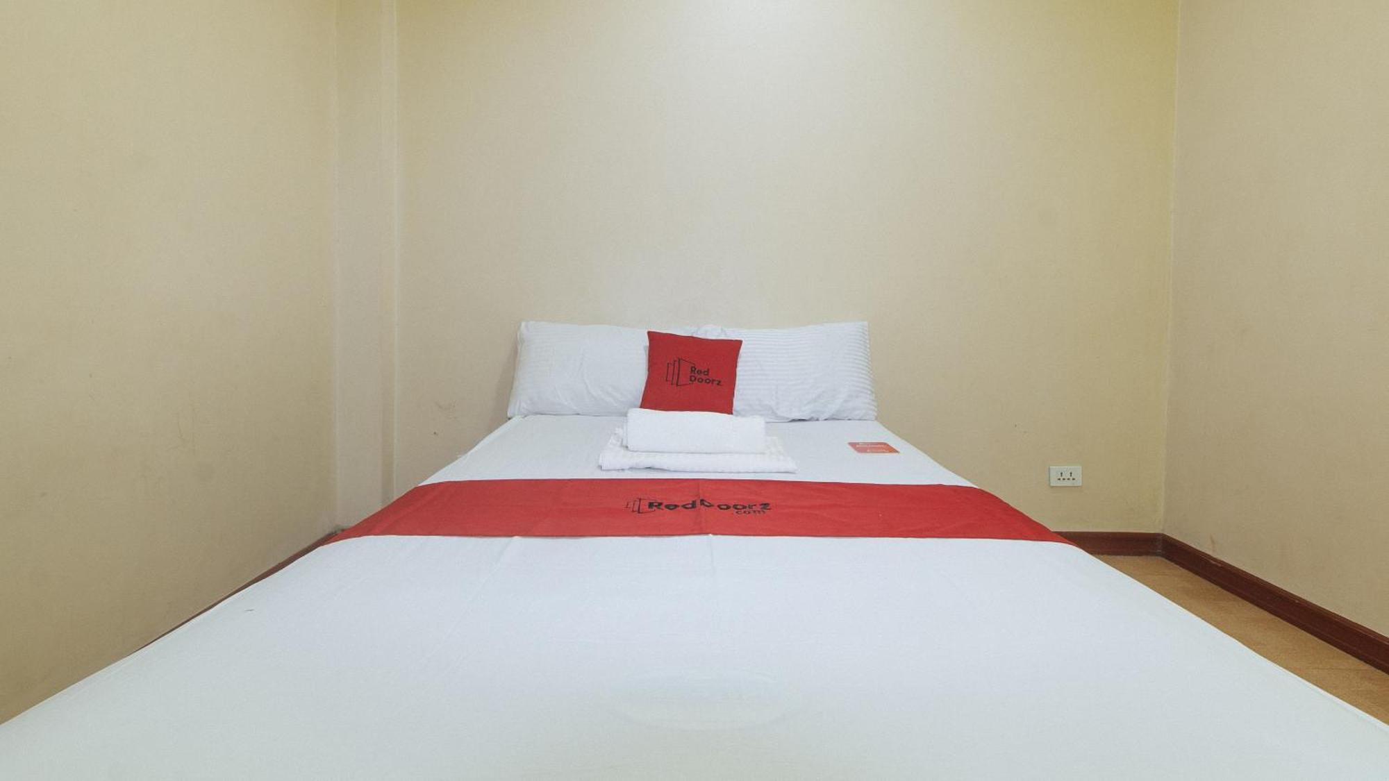 Reddoorz Near Talisay District Hospital Hotel 2*