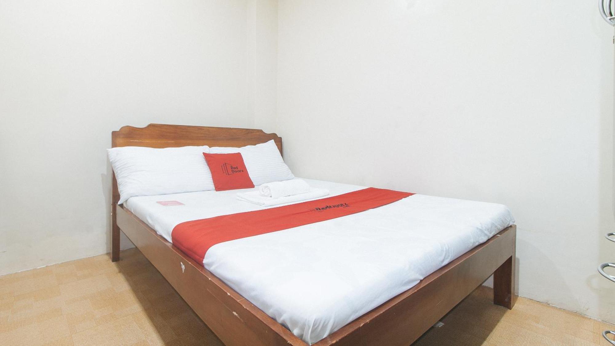 Reddoorz Near Talisay District Hospital 2*