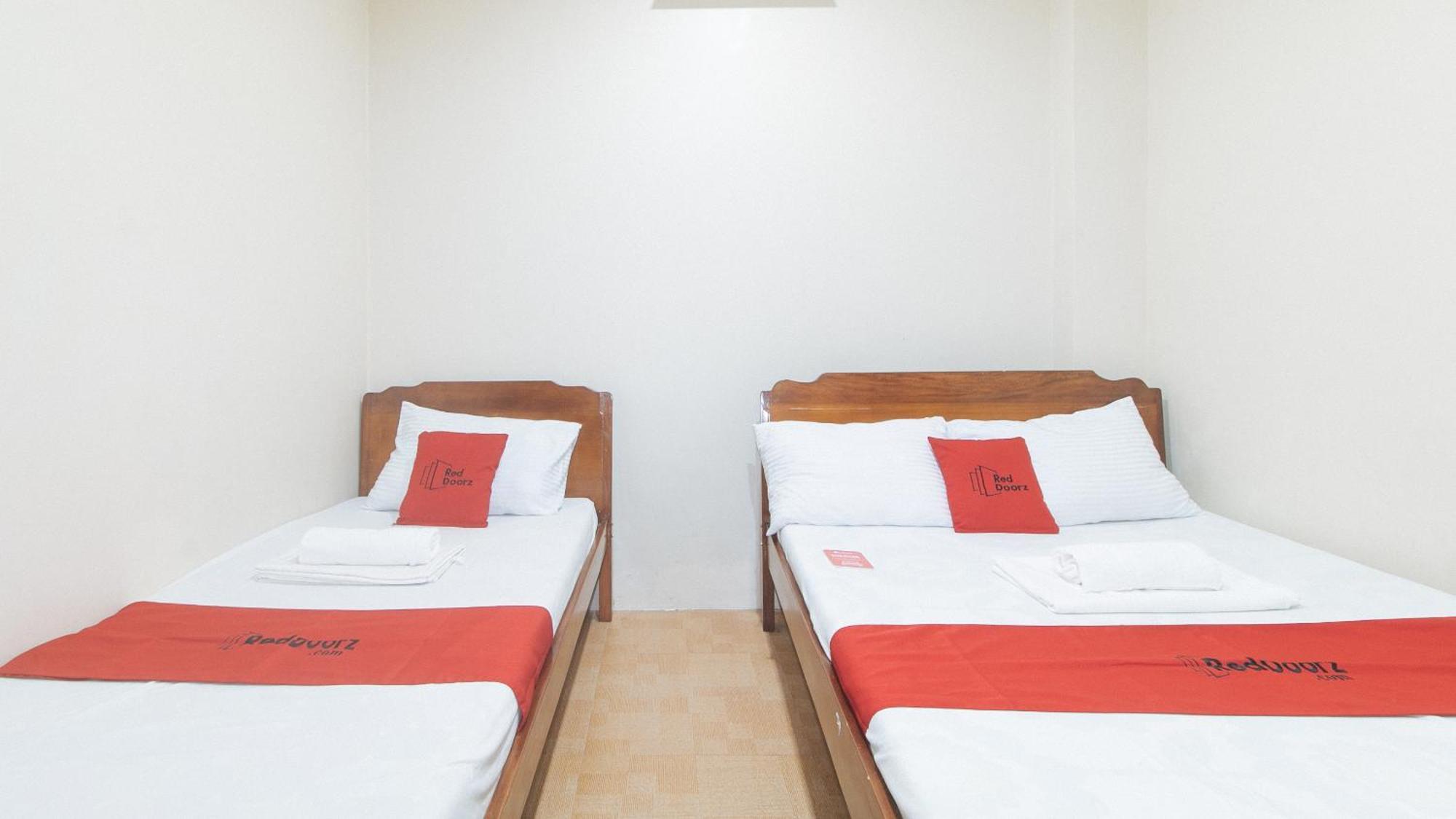 Reddoorz Near Talisay District Hospital Hotel
