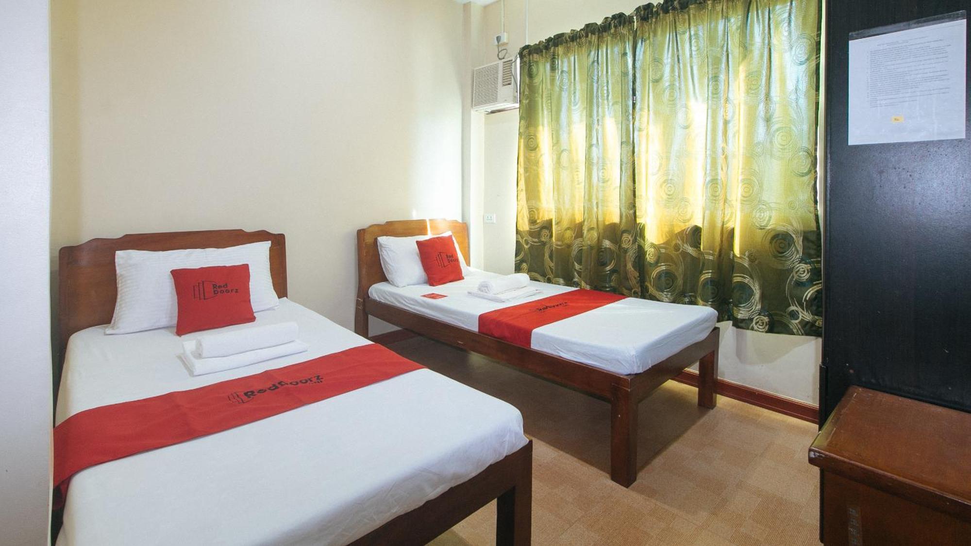 Reddoorz Near Talisay District Hospital Hotel 2*