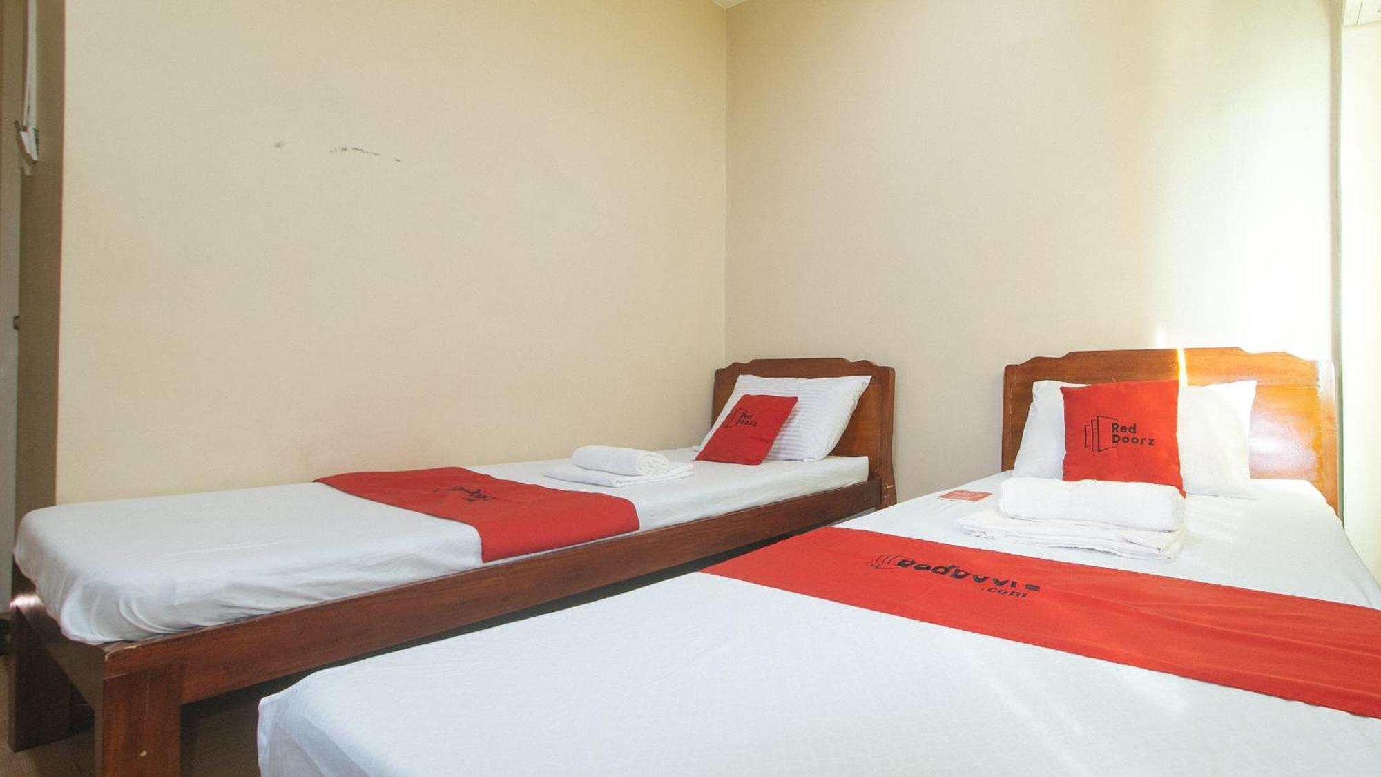 Reddoorz Near Talisay District Hospital Hotel Candulawan