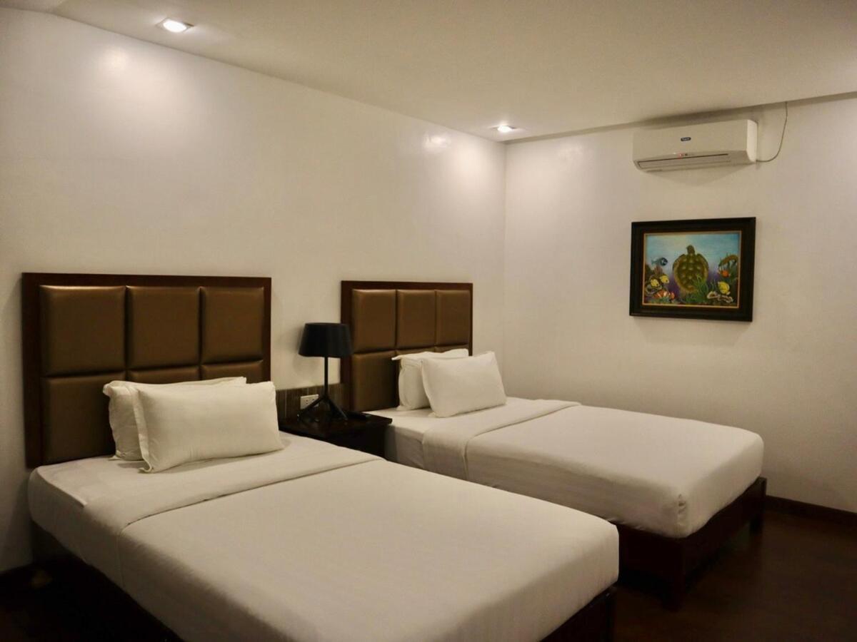 Stylish Luxury Penthouse With 3br, Wifi, Gym, Across Malls Apartment