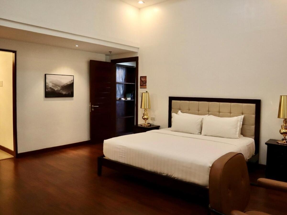 Stylish Luxury Penthouse With 3br, Wifi, Gym, Across Malls Apartment