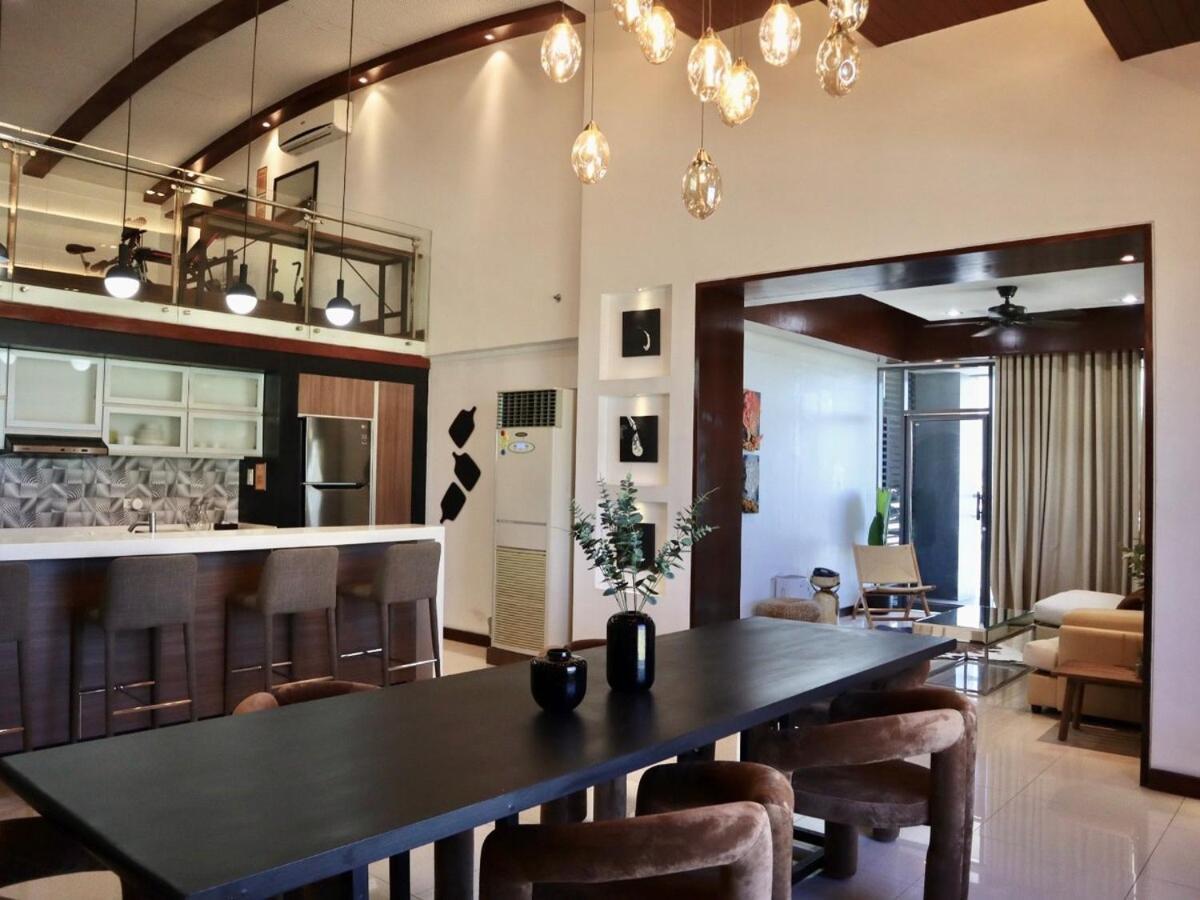 Stylish Luxury Penthouse With 3br, Wifi, Gym, Across Malls Apartment *