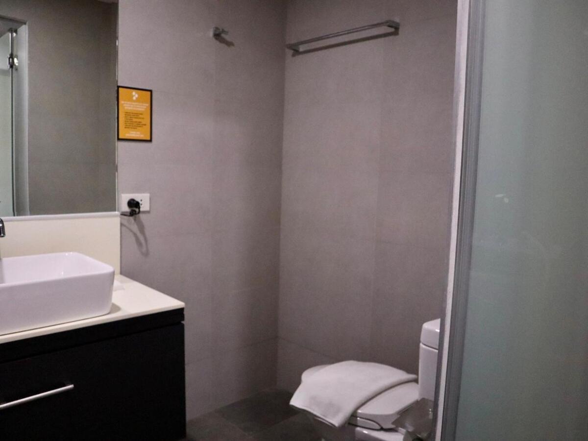 Stylish Luxury Penthouse With 3br, Wifi, Gym, Across Malls Apartment *