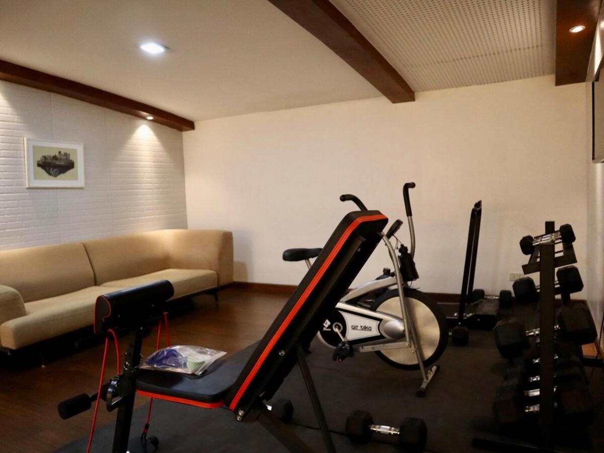 Stylish Luxury Penthouse With 3br, Wifi, Gym, Across Malls *