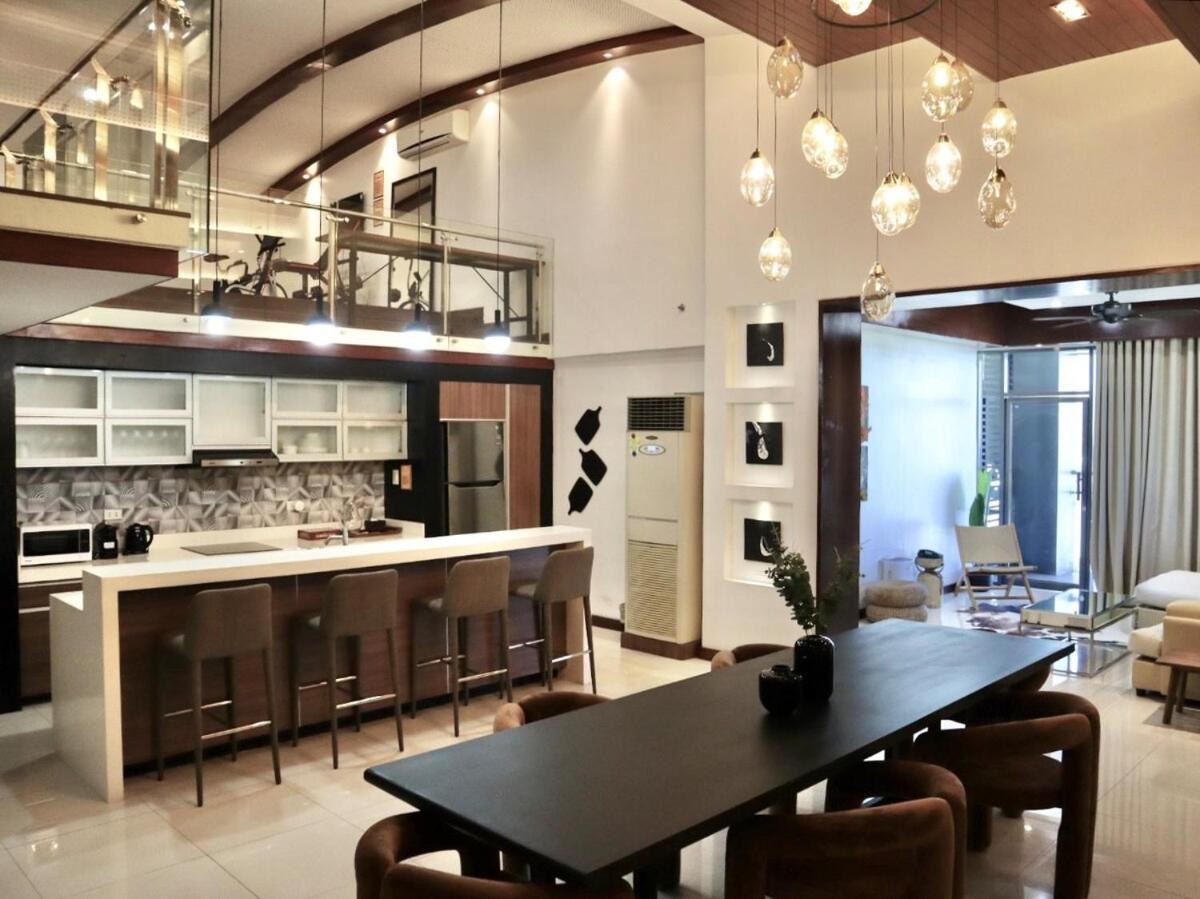 Stylish Luxury Penthouse With 3br, Wifi, Gym, Across Malls