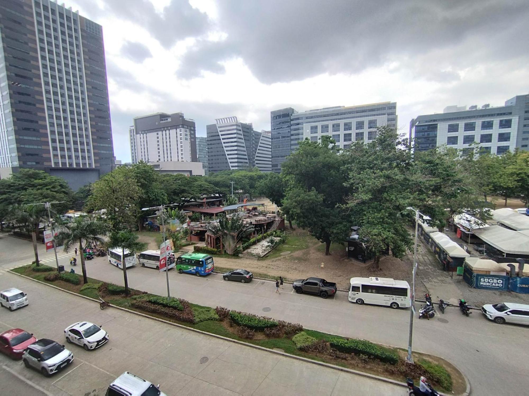 11th-floor 1br It Park Unit-walk To Ayala-sugbo Apartment *