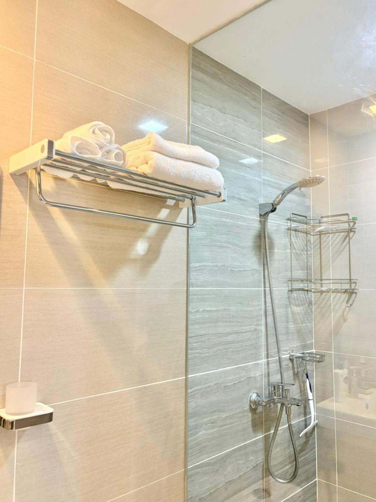 Modern And Cozy One Manchester Place In Mactan Newtown