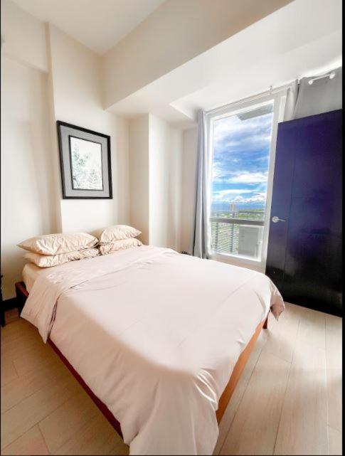 1 Bedroom With Ocean View Balcony! Pool Access Near Mactan Airport *