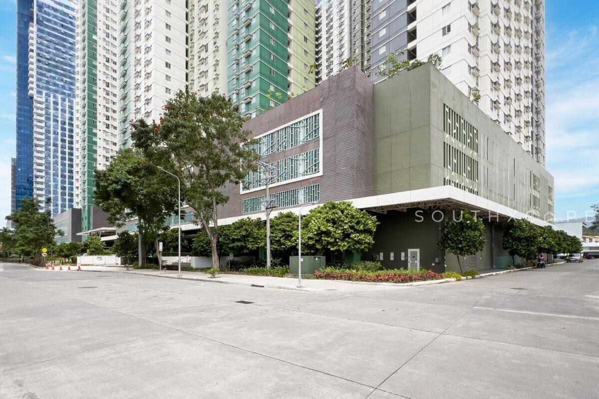 Furnished In It Park With Wifi, Netflix And Pool Access *