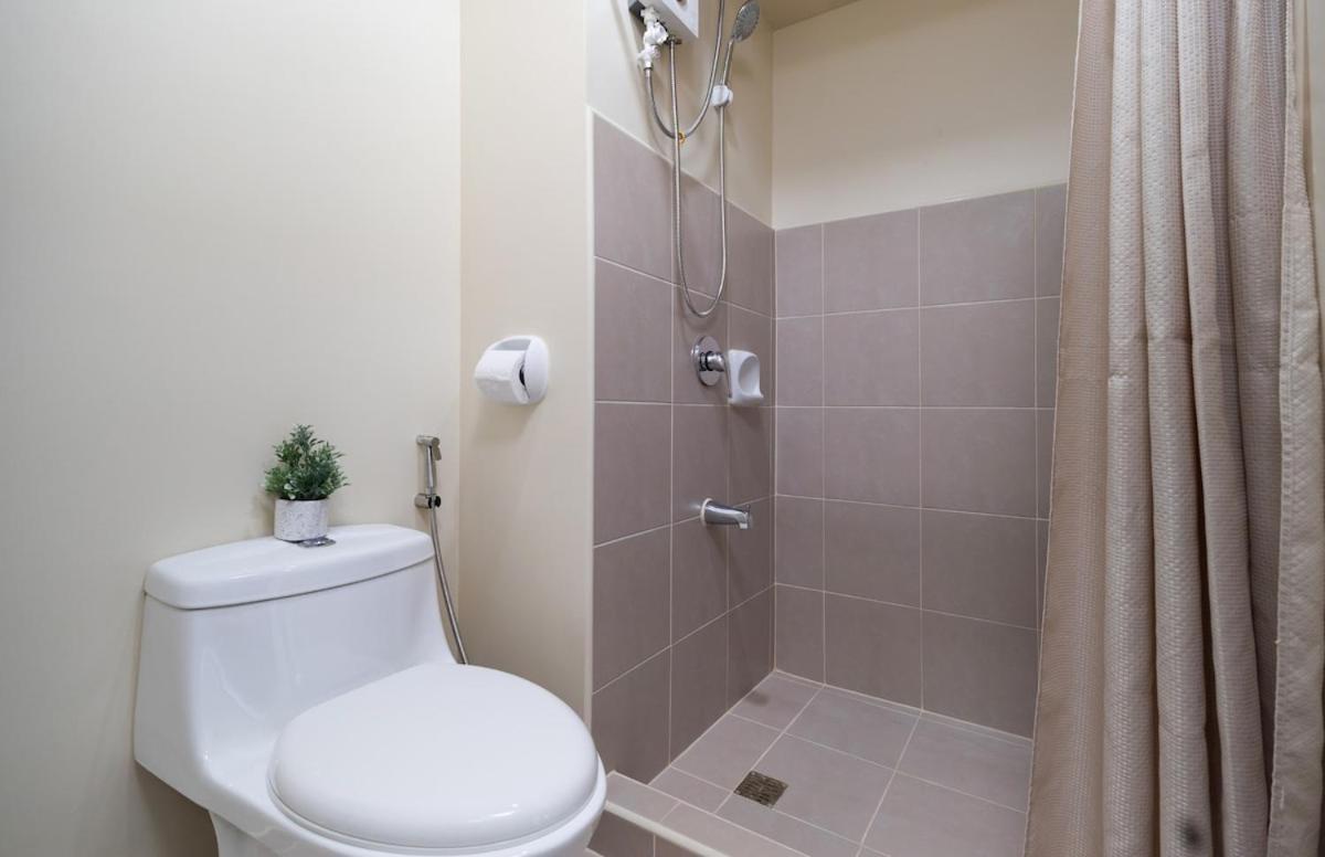 Furnished In It Park With Wifi, Netflix And Pool Access Apartment Cebu