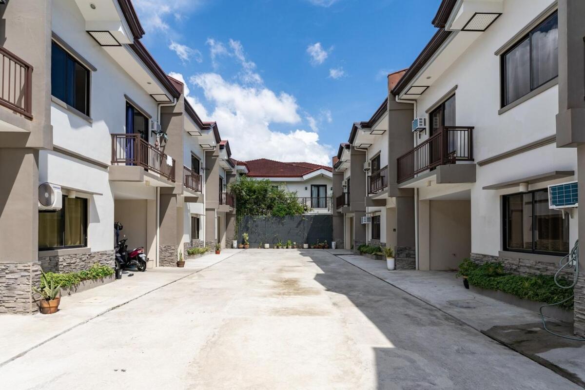 Entire Furnished 3br House In With Parking And Washer *