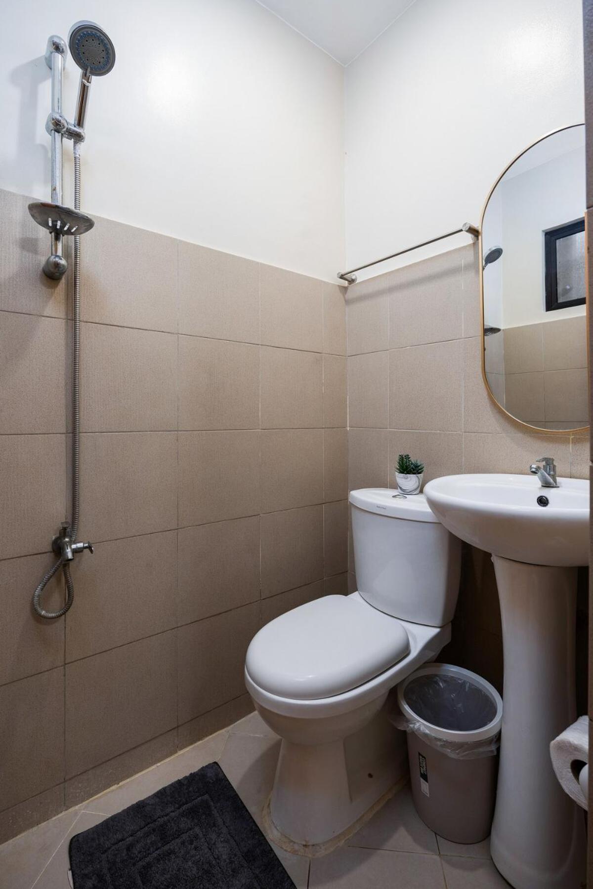 Bahay bakasyunan Entire Furnished 3br House In With Parking And Washer Cebu