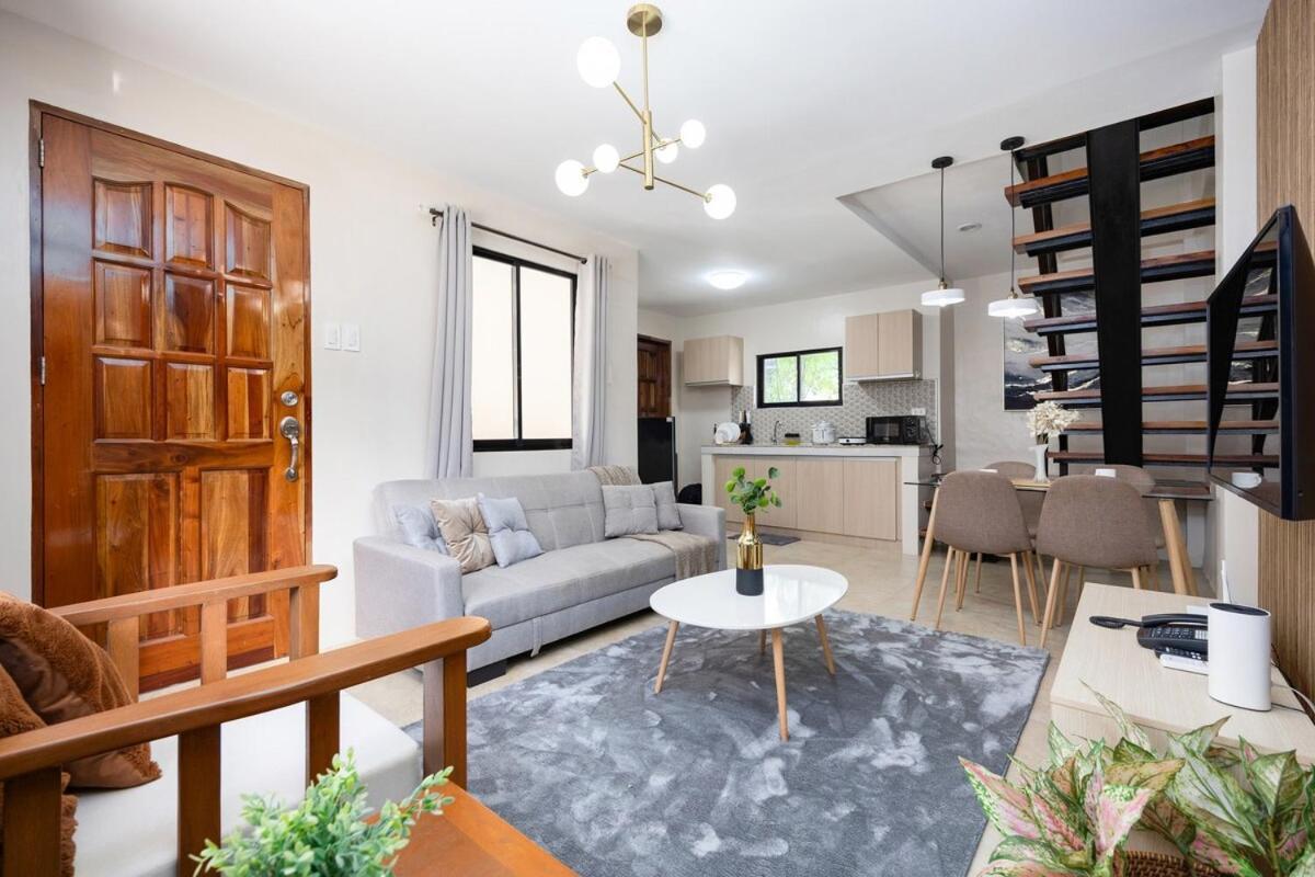 Fully Furnished 3br House In With Parking And Washer Apartment *