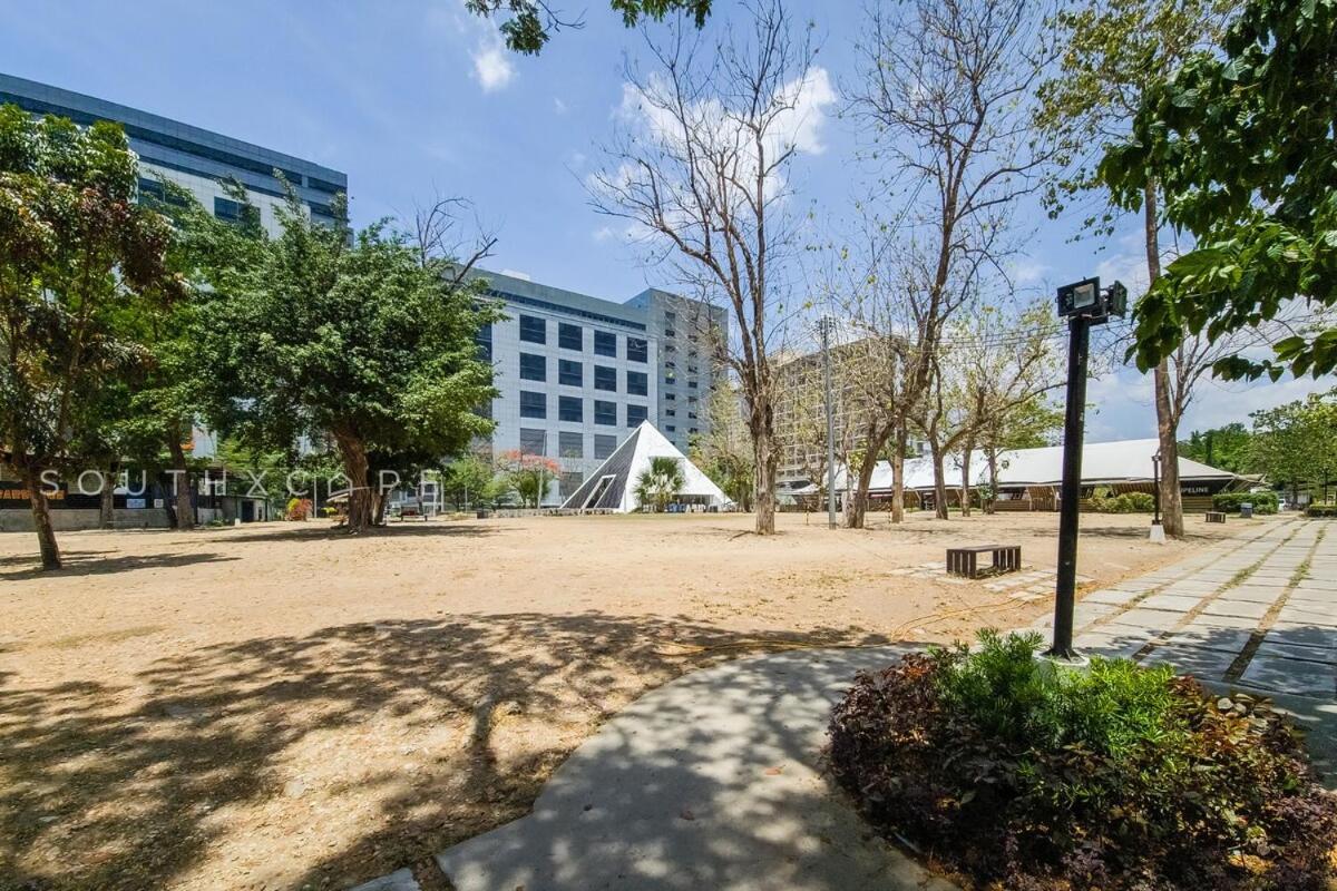 Fully Furnished 3br House In With Parking And Washer Apartment *
