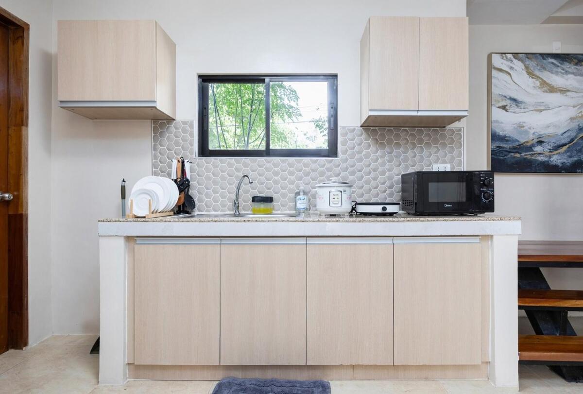 Fully Furnished 3br House In With Parking And Washer Apartment *
