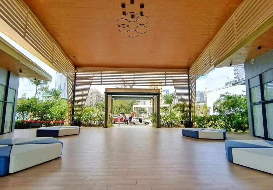 Modern With Views & Amenities
