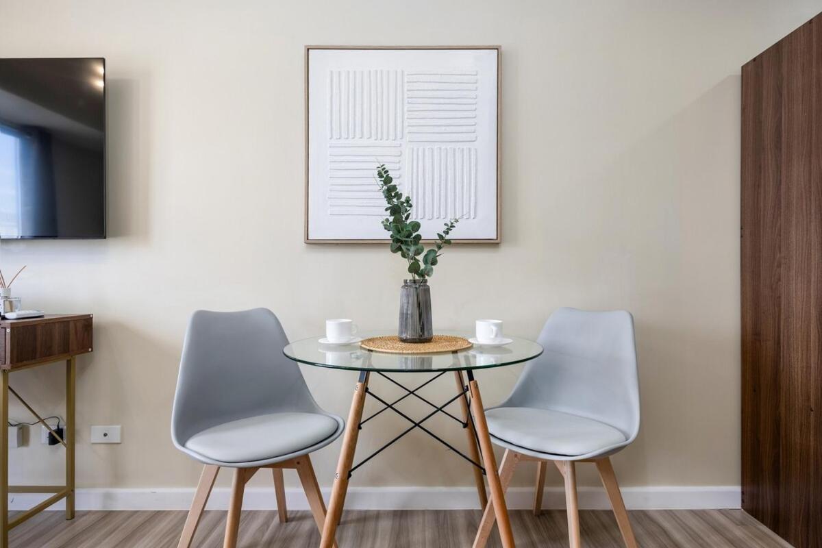 Furnished In It Park With Wifi, Netflix And Pool Access Apartment Cebu