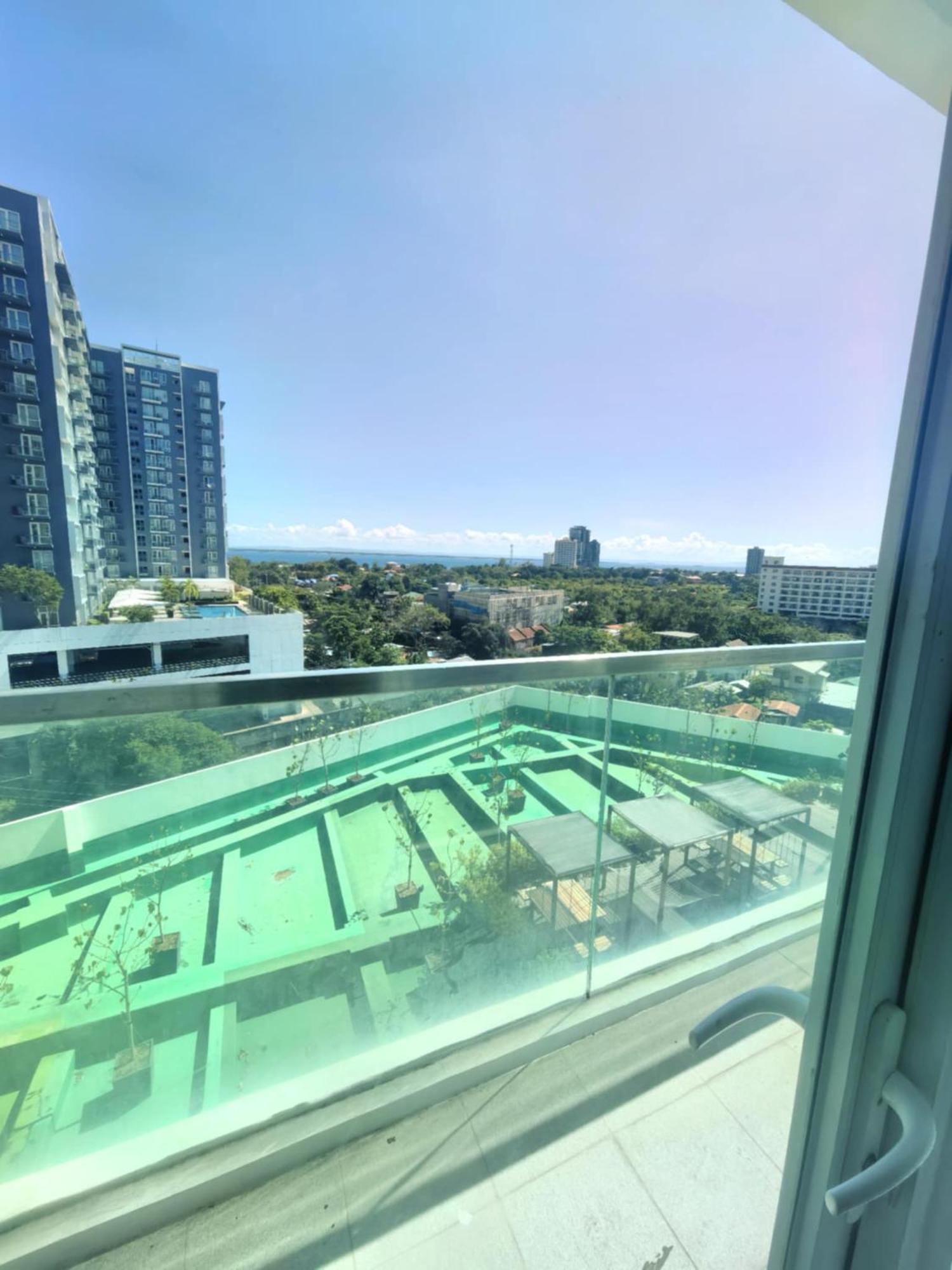 Mactan Newtown Staycation Apartment *