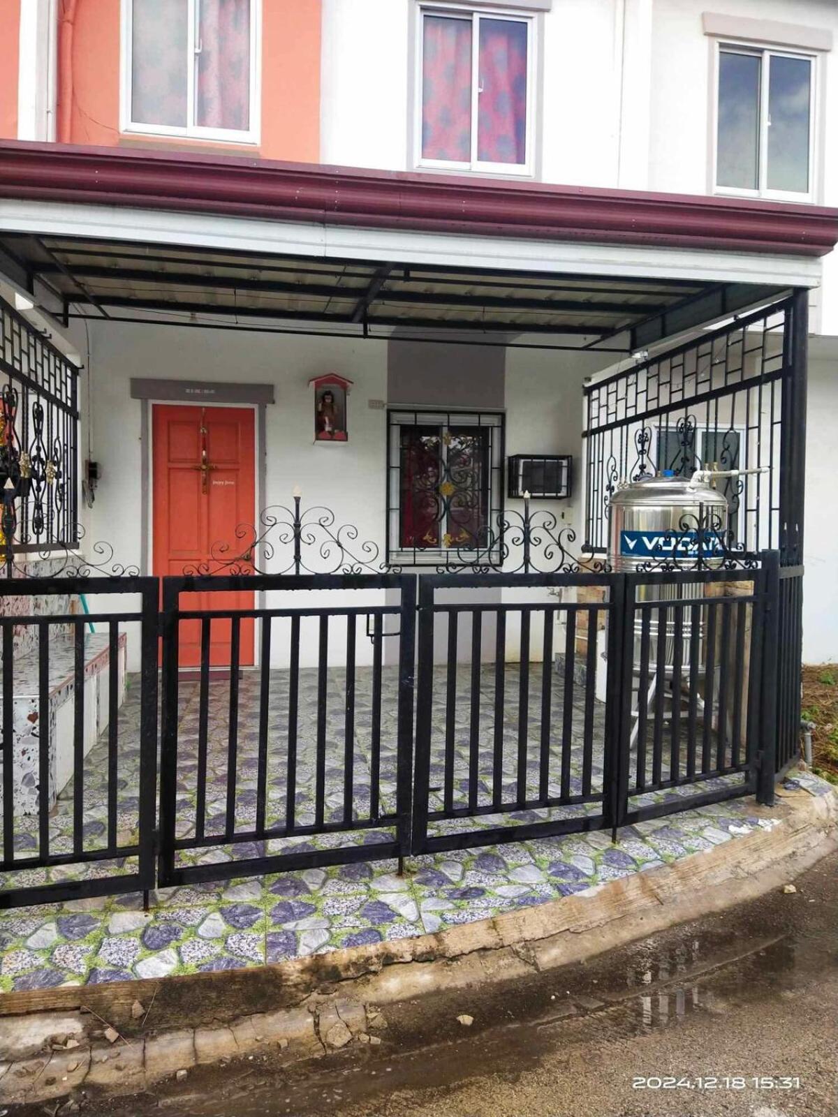 Bahay bakasyunan Richwood Two Story Townhome Compostela Breakfast Offered Compostela (Cebu)