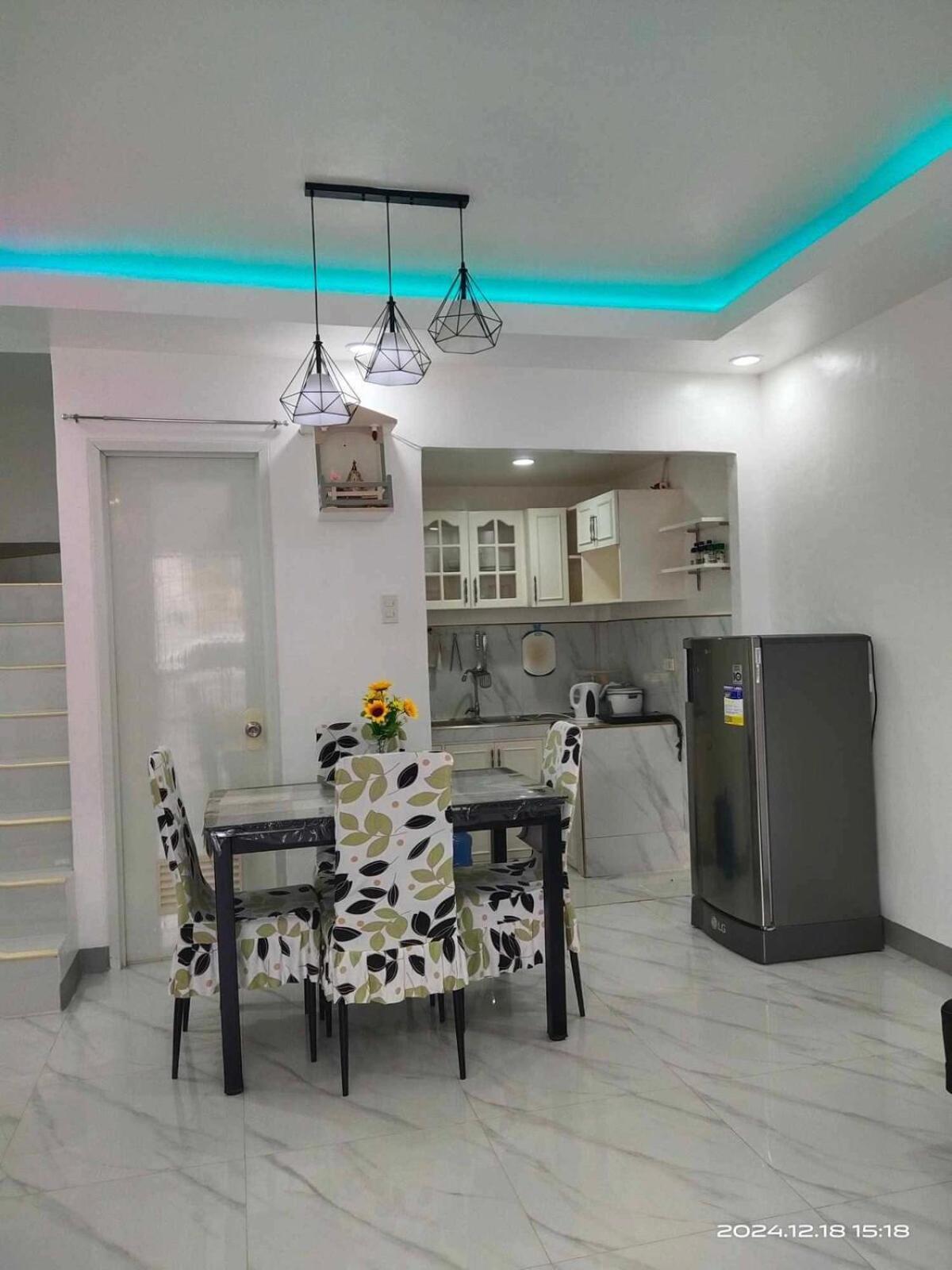 Bahay bakasyunan Richwood Two Story Townhome Compostela Breakfast Offered Compostela (Cebu)