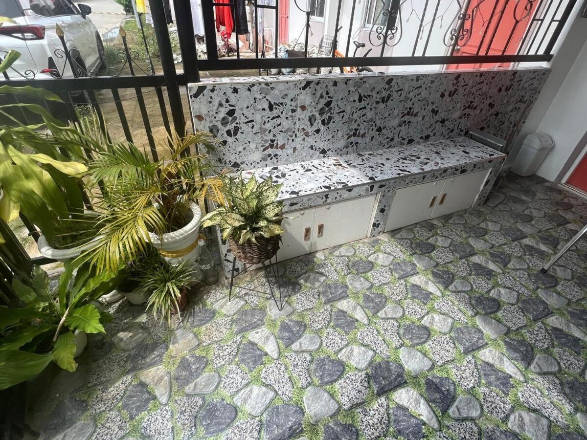 Bahay bakasyunan Richwood Two Story Townhome Compostela Breakfast Offered