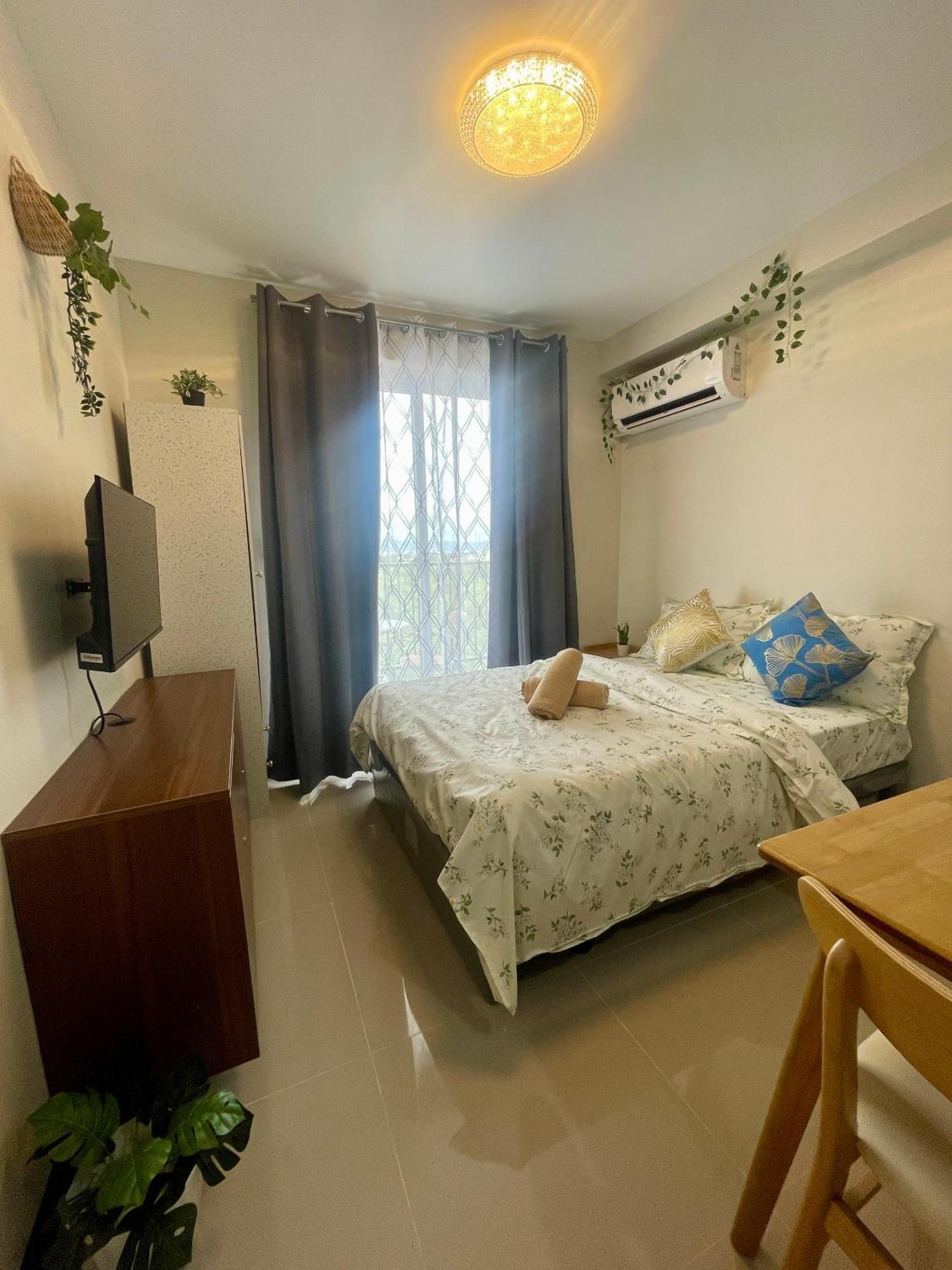 Near Airport, Cclex Balcony Pool View Guest house *