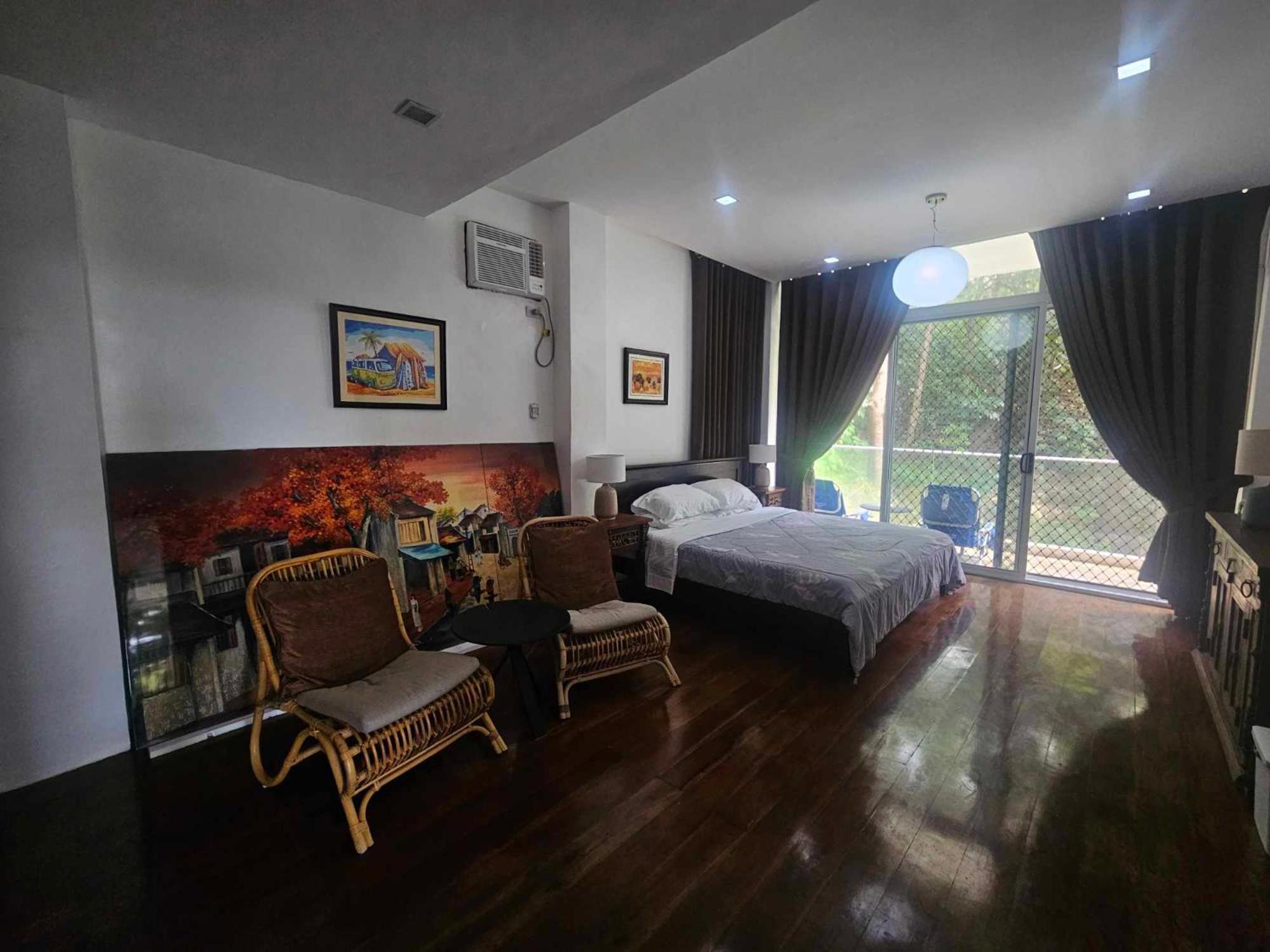 A T Queen Bed & Breakfast Logon
