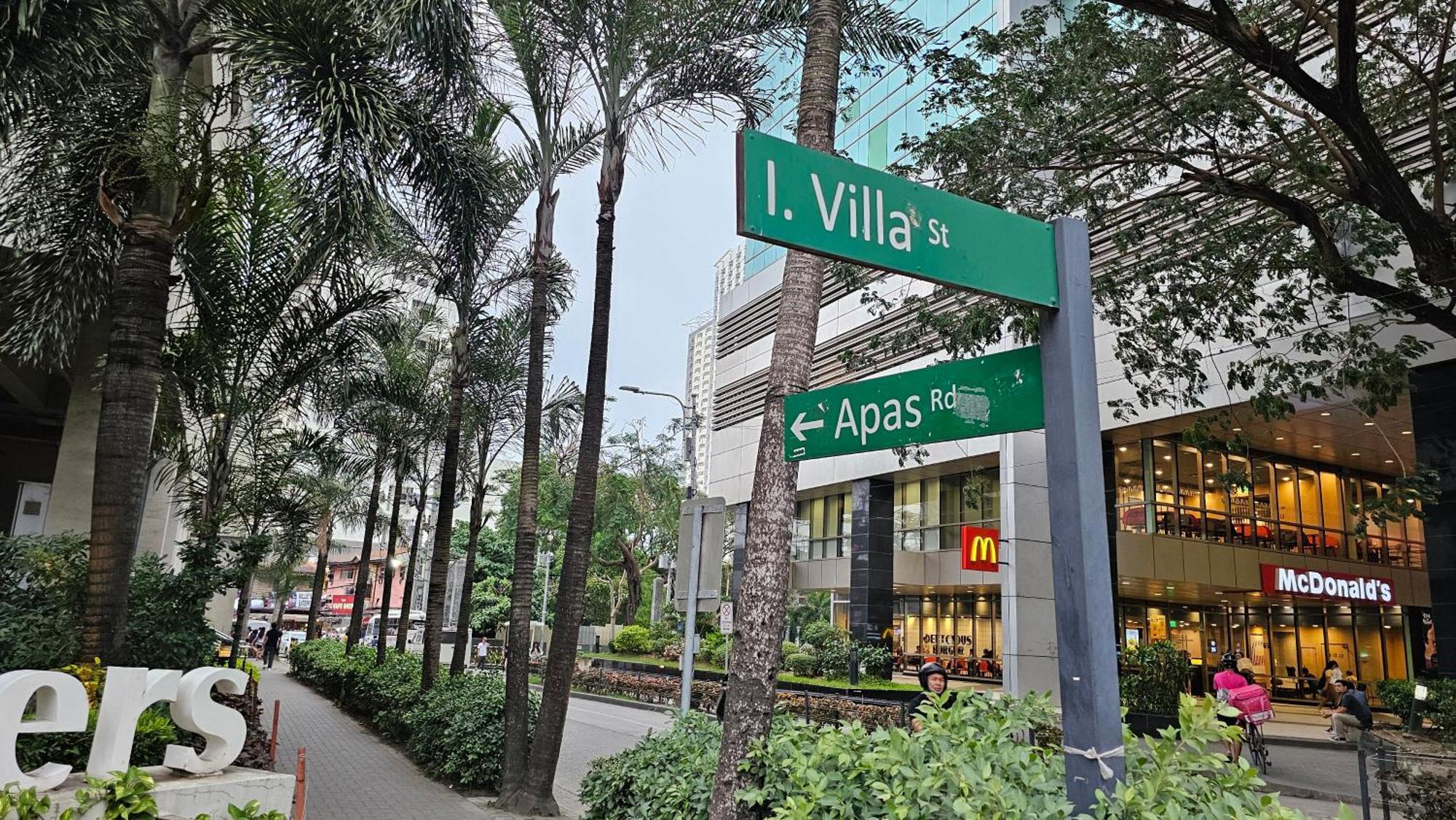 11th-floor 1br It Park Unit-walk To Ayala-sugbo Apartment Cebu